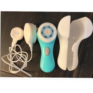 CLARISONIC CLEANING DEVICE